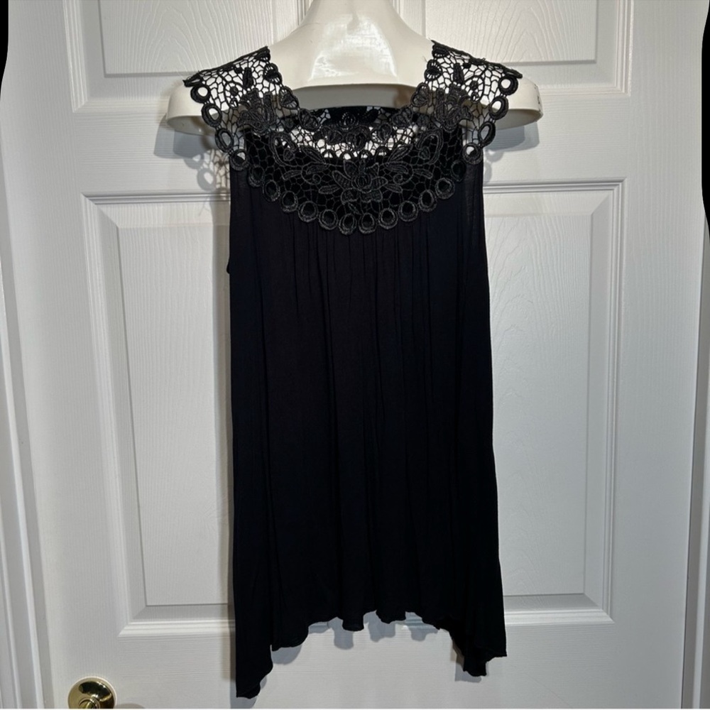 NWT. Gorgeous Black Crochet Yoke Sleeveless Tunic size 2xl